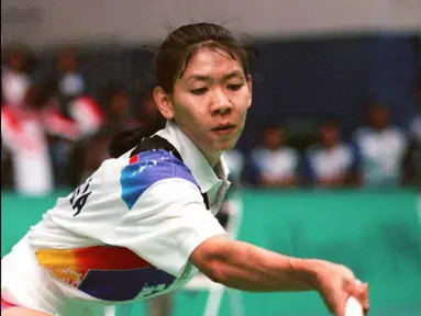 Pemain badminton Indonesia Susy Susanti saat melawan pemain badminton Korea Selatan Bang Soo-Hyun pada semifinal Olimpiade Atlanta 1996 di Atlanta, Amerika Serikat, 30 Juli 1996. Susy Susanti pernah meraih medali emas tunggal putri pada Olimpiade Barcelona 1992. (TOSHIFUMI KITAMURA/AFP)