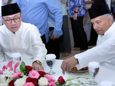 Ketua MPR RI Zulkifli Hasan (kiri) dan politisi senior Amien Rais saat acara buka puasa bersama di kediaman Ketua MPR RI, di Jakarta, Kamis (25/6/2015). (Liputan6.com/Helmi Afandi)