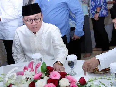 Ketua MPR RI Zulkifli Hasan (kiri) dan politisi senior Amien Rais saat acara buka puasa bersama di kediaman Ketua MPR RI, di Jakarta, Kamis (25/6/2015). (Liputan6.com/Helmi Afandi)