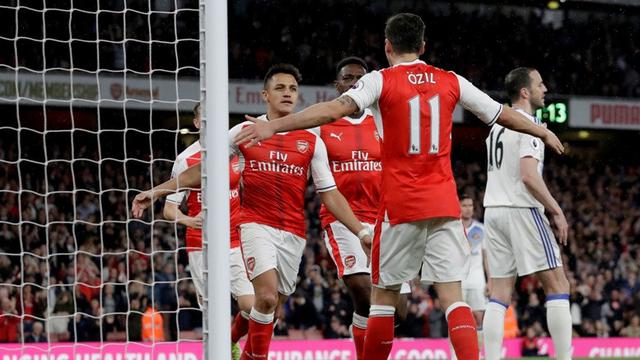 Alexis Sanchez dan Mesut Ozil