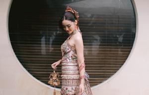 Ranty Maria dalam balutan cheongsam saat menjalani tradisi tea pai. (dok. Tangkapan layar Instagram @rantymaria/https://www.instagram.com/p/DUCf8tMkyC7/?img_index=6/Dinny Mutiah)