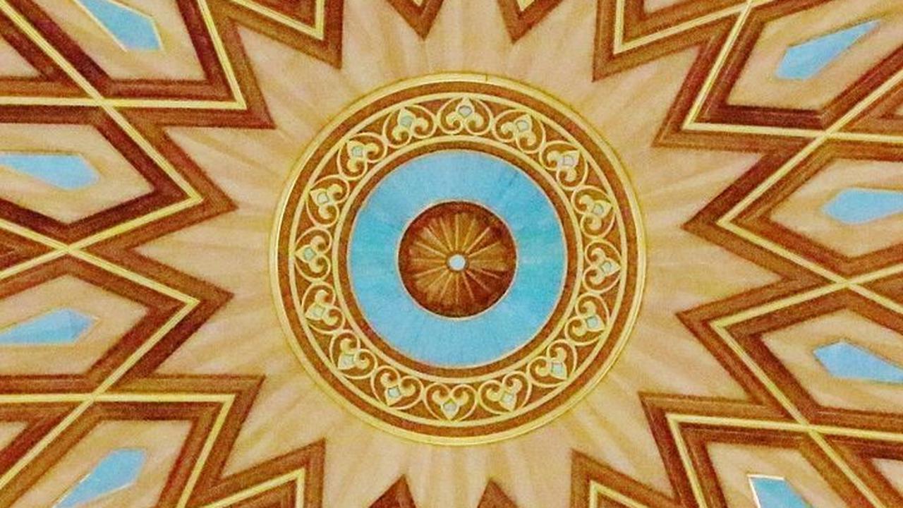 Momentum bulan suci Ramdhan menghadirkan kedamaian, refleksi, dan pengorbanan bagi umat Muslim di seluruh dunia. Ramadhan, bulan kesembilan dalam kalender Islam, adalah waktu yang penuh keberkahan dan spiritualitas yang ditunggu-tunggu kehadirannya.