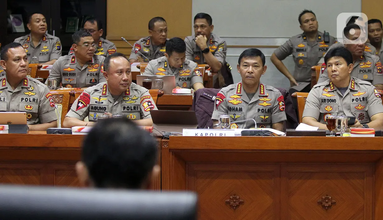Kapolri Jenderal Polisi Idham Azis (kedua kanan) saat rapat kerja perdana dengan Komisi III DPR di Kompleks Parlemen, Jakarta, Rabu (20/11/2019). Rapat membahas anggaran, pengawasan, dan isu-isu terkini di Indonesia termasuk bom bunuh diri di Polrestabes Medan. (Liputan6.com/JohanTallo)