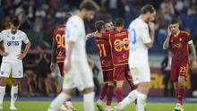 Pemain AS Roma merayakan gol yang dicetak Bryan Cristante dalam laga kontra Empoli di Stadion Olimpico, Roma, Senin (18/9/2023) dini hari WIB. AS Roma menang telak 7-0 dalam pertandingan itu. (AP Photo/Alessandra Tarantino)