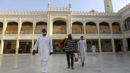 Umat Muslim&nbsp;membawa barang bawaannya setibanya untuk melakukan ibadah itikaf di sebuah masjid, di Karachi, Pakistan, Jumat (22/4/2022). Itikaf adalah adalah tinggal atau menetap di dalam masjid dengan niat beribadah untuk mendekatkan diri kepada Allah pada sepuluh hari terakhir Ramadhan. (AP Photo/Fareed Khan)