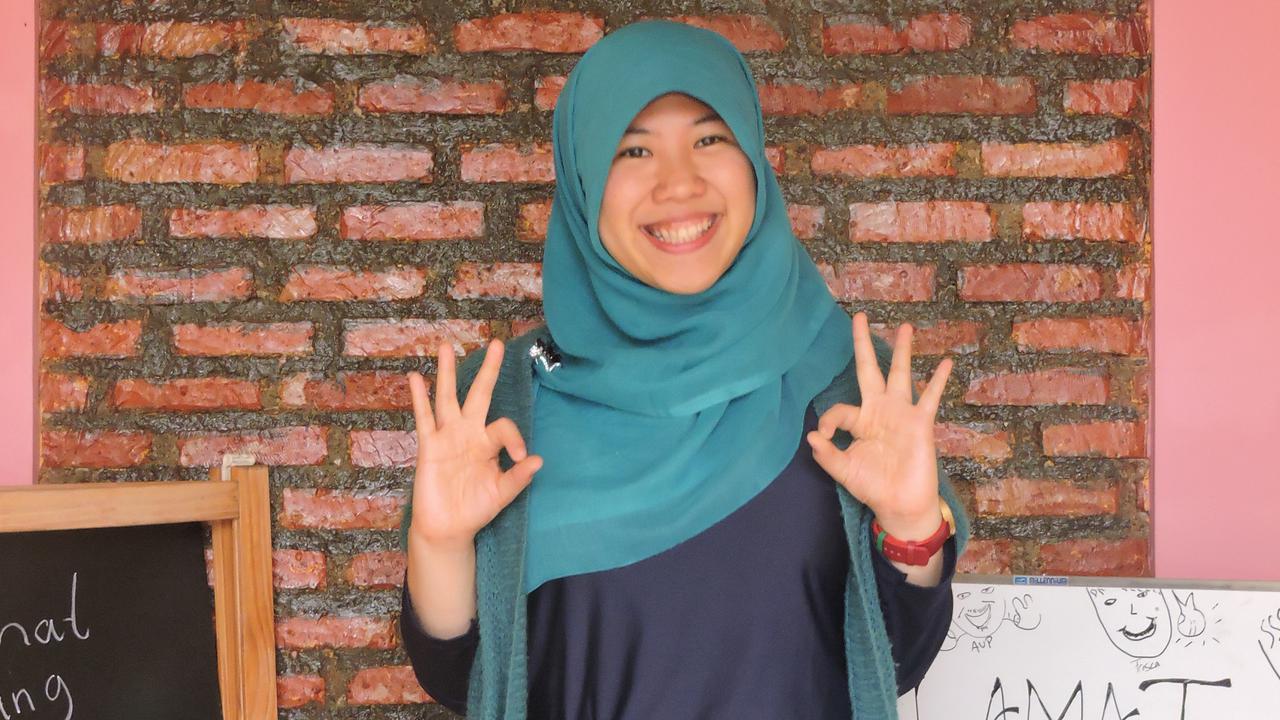 [Bintang] Kenalkan Bahasa Isyarat, Kafe Ini Gandeng Tunarungu Jadi Pelayan