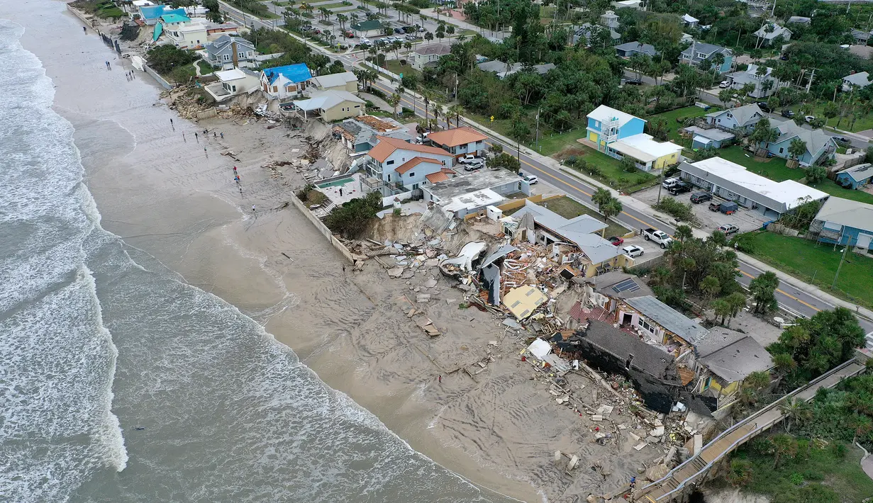 Pandangan dari udara menunjukkan sebagian rumah terguling ke pantai setelah Badai Nicole mendarat di Pantai Daytona, Florida (10/11/2022). Badai Nicoler datang ke darat sebagai badai Kategori 1 sebelum melemah menjadi badai tropis saat bergerak melintasi negara bagian. (Joe Raedle/Getty Images/AFP)