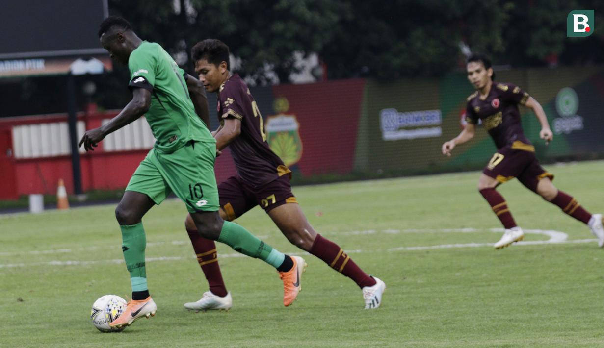 Striker Bhayangkara FC, Ezechiel N'Douassel, saat melawan PSM Makassar pada laga uji coba di Stadion PTIK, Jakarta, Rabu, (5/2/2020). Bhayangkara FC takluk 0-1 dari PSM Makassar. (Bola.com/M Iqbal Ichsan)