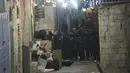 Pihak berwenang mengatakan insiden di Kota Tua Yerusalem terjadi ketika petugas menghentikan pria itu untuk diinterogasi di luar kompleks Masjid Al-Aqsa. (AP Photo/ Mahmoud Illean)