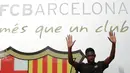 Penyerang baru Barcelona, Ousmane Dembele menyapa awak media saat sesi perkenalan di luar Stadion Camp Nou, Barcelona, Spanyol, (27/8). Dembele dibeli Barcelona dari Borussia Dortmund. (AP Photo / Manu Fernandez)