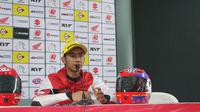 Pebalap Astra Honda Racing Team (AHRT), Andi Gilang, bahagia sekaligus bangga bisa memberikan podium ketiga di balapan pertama kelas Asia Production (AP) 250 pada seri keempat ajang Asia Road Racing Championship (ARRC). (Bola.com/Zulfirdaus Harahap)