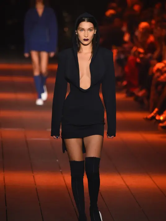 Dengan penuh pengertian, The weeknd akan meninggalkan Bella seorang diri saat Bella mengatakan dirinya sedang sakit. Tujuannya adalah membiarkan Bella beristirahat dan memulihkan kesehatannya. (AFP/Bintang.com)