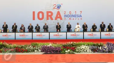 Presiden Joko Widodo (tengah) bersama delegasi dari sejumlah negara saat penandatanganan Jakarta Concord dalam KTT Indian Ocean Rim Association (IORA) 2017 di Jakarta Convention Center, Jakarta, Selasa (7/3). (Liputan6.com/Angga Yuniar)