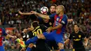 Duel antara pemain Barcelona dan Atletico Madrid dalam laga pekan kelima La Liga Spanyol musim ini yang berlangsung di Camp Nou, Kamis (22/9/2016) dini hari WIB. (Reuters/Albert Gea)