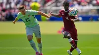 Pemain Swiss, Michel Aebischer (kiri), berebut bola dengan pemain Qatar, Issa Laye, dalam pertandingan Grup B Piala Dunia 2026, Minggu (14/6/2026). (AP Photo/Eugene Hoshiko)