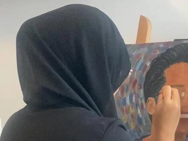 Istri Ridwan Kamil, Atalia Praratya membagikan momen sang putri, Camillia Laetitia Azzahra atau Zara melukis wajah mendiang sang kakak yang tersenyum, Emmeril Kahn Mumtadz atau akrab disapa Eril. (Instagram/ataliapr)