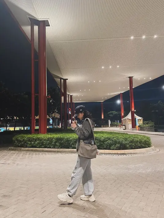 Bidikan foto diambil saat dirinya sedang bermain HP, Dea Annisa tetap terlihat keren. Meski wajahnya menunduk dan tertutup topi, mantan artis ciilik ini tetap terlihat memesona. Tampil boyish dengan padu padan outfit oversize, bintang sinetron lawas Mutiara ini tampil beda. (Liputan6.com/IG/@deaaannisa)