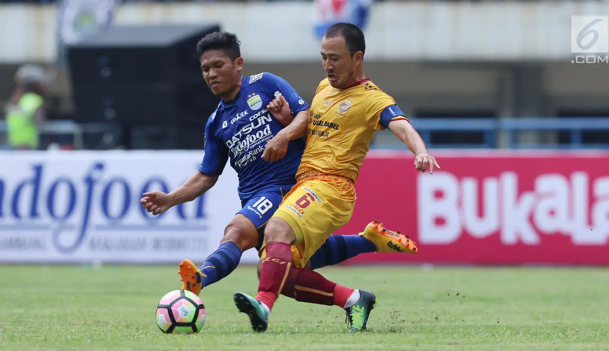 Gelandang Persib, Eka Ramdhani (kiri) berebut bola dengan pemain Sriwijaya FC, Yu Hyunk Doo pada laga pembuka Piala Presiden 2018 di Stadion GBLA, Bandung, Selasa (16/1). Persib unggul 1-0. (Liputan6.com/Helmi Fithriansyah)