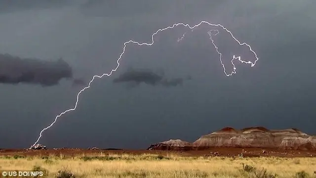 Penampakan petir berbentuk dinosaurus T-Rex di Arizona, Amerika Serikat. (US Doi NPS)