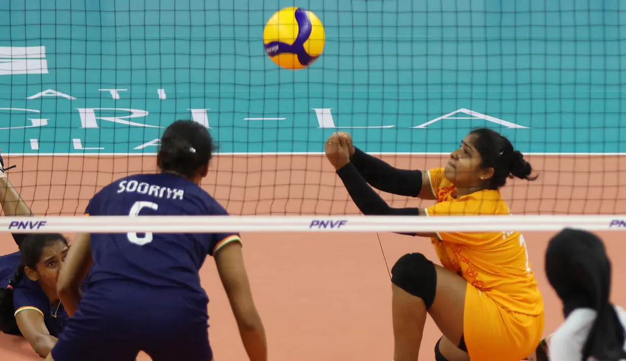 Pemain Timnas voli putri India, Aswalthi Raveendran (kanan) berusaha menjangkau bola saat menghadapi Indonesia pada laga klasifikasi peringkat 5-8 AVC Challenge Cup 2024 di Rizal Memorial Coliseum, Manila, Filipina, Selasa (28/5/2024). India menang 3-1 (25-16, 30-32, 25-20 dan 26-24). (Asian Volleyball Confederation)