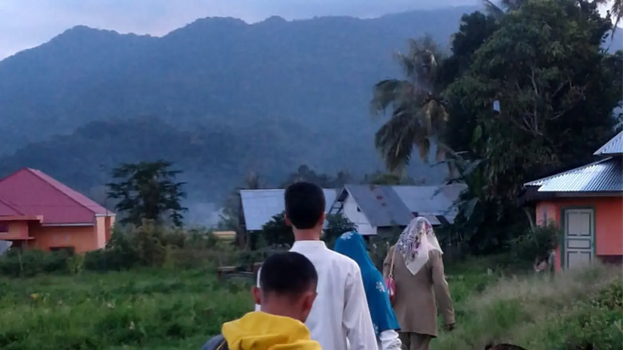 Petani di Ekorlubuk Gembira Dapat Sumbangan Buku