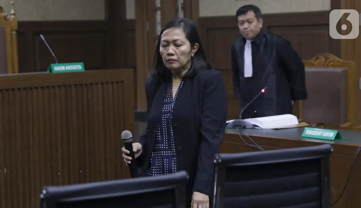 Terdakwa perantara suap mantan anggota DPR Bowo Sidik Pangarso, M Indung Andriani (kiri) saat menjalani sidang pembacaan tuntutan di Pengadilan Tipikor, Jakarta, Rabu (16/10/2019). M Indung Andriani dituntut 4 tahun penjara dan denda Rp 200 juta. (Liputan6.com/Helmi Fithriansyah)