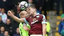 Pemain Burnley, Sam Vokes (kanan), berduel dengan pemain Liverpool, Ragnar Klavan, dalam lanjutan Premier League di Stadion Turf Moor, Sabtu (20/8/2016). (Reuters/Scott Heppell)