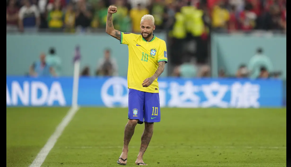 Ada hal yang menarik perhatian penonton setelah pertandingan usai. Neymar merayakan kemenangan Brasil dengan mengelilingi stadion dengan menggunakan sendal jepit. (AP Photo/Andre Penner)