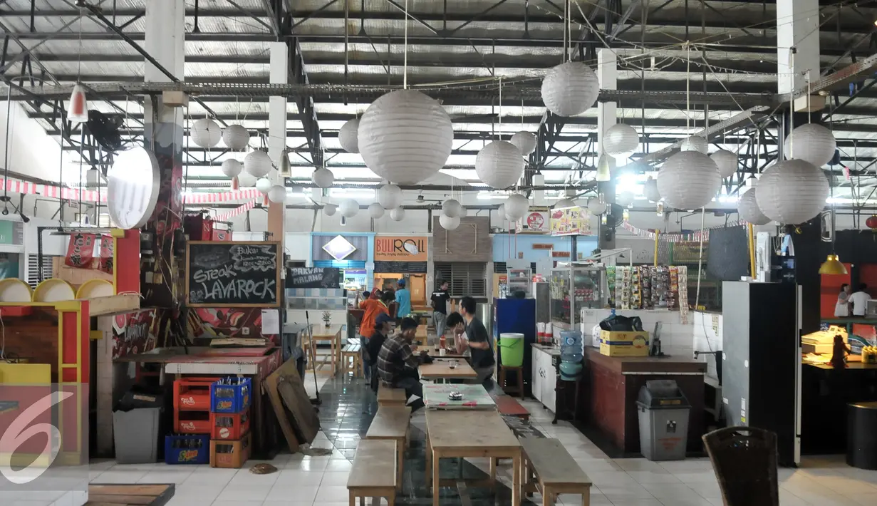 Anak Muda - Pasar Santa yang pernah bersinar karena menjadi lahan bisnis anak-anak muda ibukota di Jakarta Selatan kini tak ramai lagi. Beberapa kios telah tutup, pengunjung pun tak seramai dulu. (Liputan6.com/Yoppy Renato)