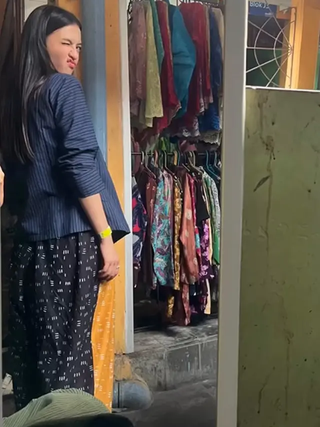 7 Momen Seru Raline Shah Belanja Batik di Pasar Bringharjo, Tampil Menawan
