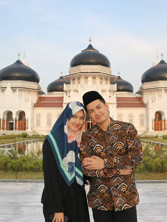 "Orang2 penting dalam hidup saya.. Alhamdulillahhh semuanyaa akrab dan bahagia sehingga banyak doa di dalam nya.. sebelum menikah saya mengenalkan calon ibu nya anak2 dan partner nya @tanianadiraa untuk membesarkan anak2..." tulis Tommy. (tommykurniawann)