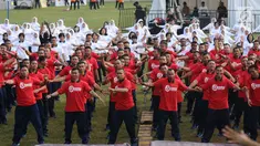 Ratusan prajurit Korps Marinir melakukan senam pagi bersama di Stadion Bola Mini Pasmar 2, Cilandak, Jakarta, Minggu (20/8). Acara ini merupakan rangkaian HUT Bersama O Channel dengan Jalasenastri TNI AL. (Liputan6.com/Helmi Fithriansyah)