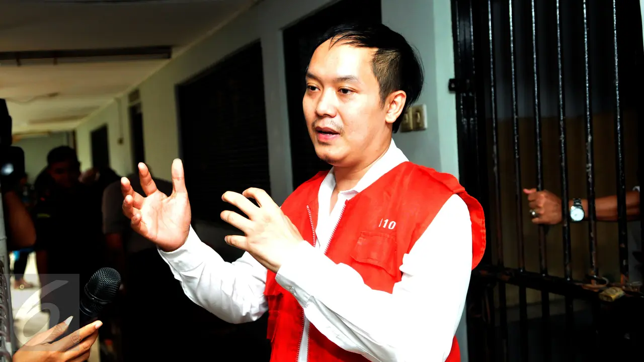 Sidang Perdana Perancang Busana Kondang, Hengki Kawilarang
