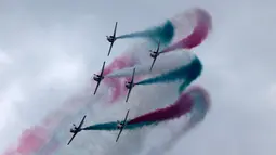 Atraksi aerobatik jet Angkatan Udara Pakistan dalam sesi latihan jelang parade militer menyambut Hari Republik Pakistan di Islamabad, Rabu (21/3). Pakistan akan merayakan Hari Republiknya pada 23 Maret 2018. (AP Photo/B.K. Bnagash)