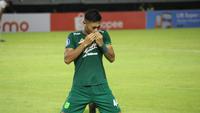 Pemain Persebaya Surabaya, Riswan Lauhin menangis usai laga kontra Persita Tangerang, Senin (1/8/2022). (Bola.com/Wahyu Pratama)