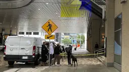 Penggemar rapper Migos Takeoff terlihat saat polisi Houston berada di lokasi penembakan di sebuah kompleks ritel di pusat kota Houston, Selasa (1/11/2022). Kejadian penembakan bermula ketika rapper bernama asli Kirshnik Khari Ball itu hadir dalam pesta privat di 810 Biliar & Bowling. (AP Photo/Juan Lozano)