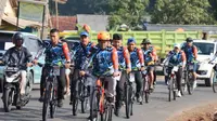Sekjen Gerindra Ahmad Muzani melepas ribuan peserta gowes Cross Country Road XII di Jonggol, Jawa Barat, Minggu (18/12/2022). (Foto: Istimewa).