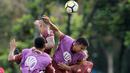 Duel Sandi Sute (kanan) dan Jaimerson saat sesi latihan jelang Piala AFC 2018 di Lapangan ABC, Senayan, Jakarta, (13/3/2018). Persija akan melawan Song Lam Nghe An FC. (Bola.com/Nick Hanoatubun)