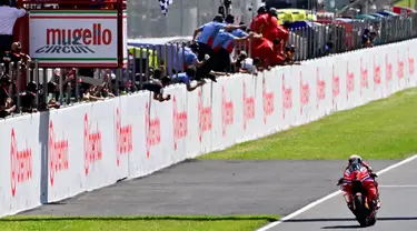 Pembalap dari tim Ducati Lenovo, Francesco Bagnaia melintasi garis finis balapan Sprint MotoGP Italia di Mugello, 1 Juni 2024. (Marco BERTORELLO/AFP)