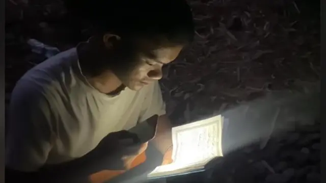 Pemuda Ini Buka Puasa Pertama di Makam Ibu