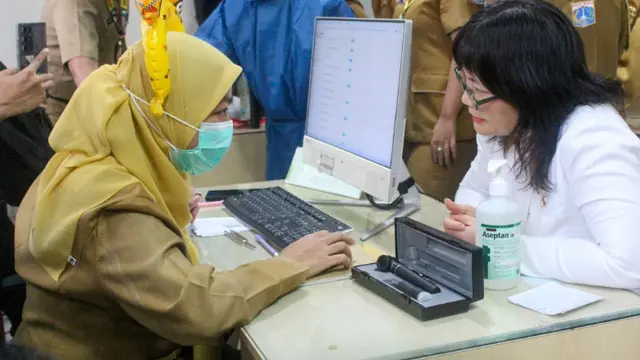 Wamen Diktisaintek Stella Christie tak hanya meninjau tapi ikut serta dalam cek kesehatang gratis di Puskesmas Cakung, Jakarta Timur pada Senin, 10 Februari 2025. (Foto: Diktisaintek)