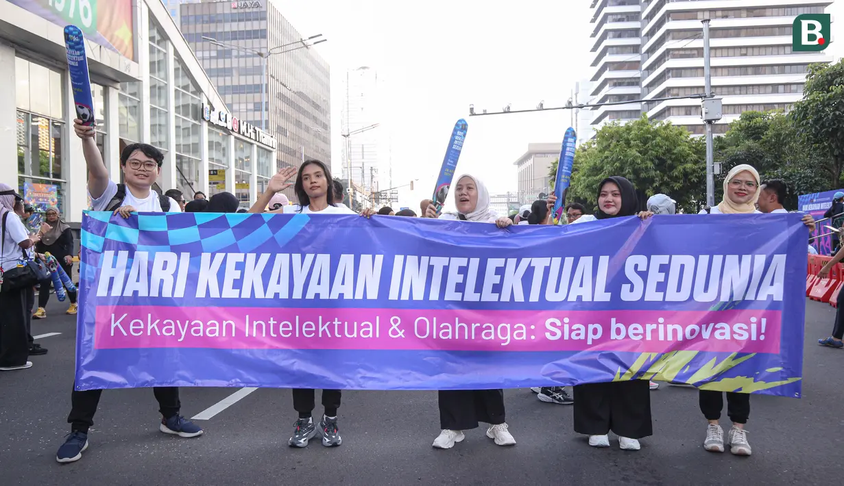 Ratusan masyarakat Jakarta bertumpah ruah di kawasan Sarinah mengikuti fun walk dalam rangka peringatan hari kekayaan intelektual dan olahraga. Kegiatan itu diinisiasi oleh Direktorat Jenderal Kekayaan Intelektual Kementerian Hukum pada Minggu (26/4/2026). (Bola.com/Abdul Aziz)