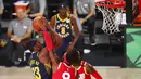 Pebasket Indiana Pacers, Myles Turner, memasukkan bola saat melawan Houston Rockets pada laga NBA, Rabu (12/8/2020). Houston Rockets dikalahkan Indiana Pacers dengan skor 104-108. (Kim Klement/Pool Photo via AP)