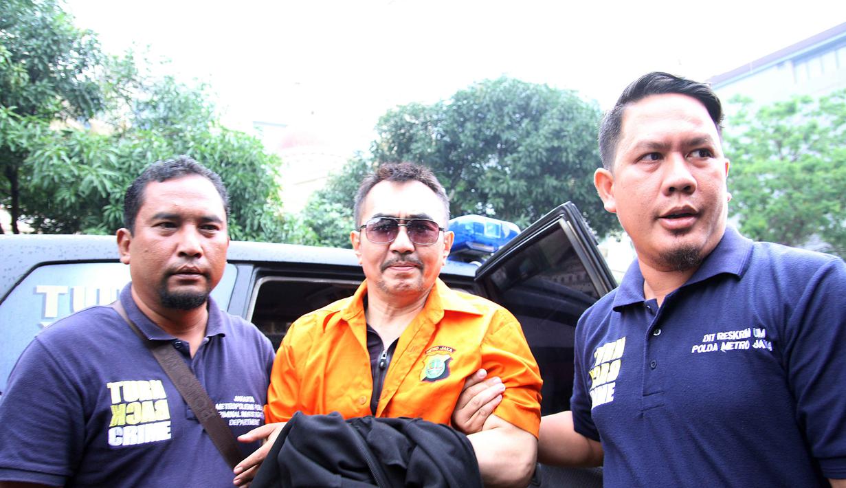 Gatot Brajamusti kembali dijemput dari NTB ke Polda Metro Jaya untuk melengkapi berkas perkara terkait senjata api illegal. Jumat (21/10/2016) siang, Aa Gatot tiba di Polda sekitar pukul 14.55 WIB. (Nurwahyunan/Bintang.com)