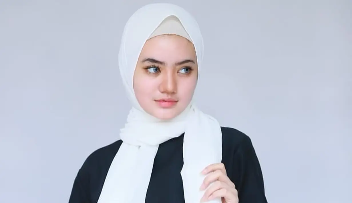 Selain feminim, Janis Kareem Aneira beberapa kali juga terlihat mengenakan hijab. Ada beberapa penampilannya yang memakai hijab terlihat cantik dan menawan. (FOTO: instagram.com/janisaneira/)