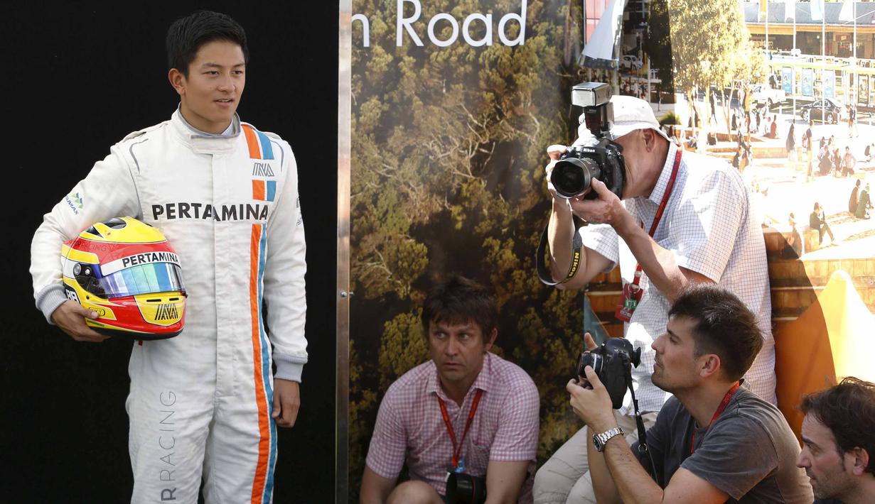 Pebalap Manor Racing F1, Rio Haryanto melakukan sesi foto di Sirkuit Albert Park, Australian Formula One Grand Prix, Melbourne.Kamis (17/3/2016). (REUTERS/Brandon Malone)