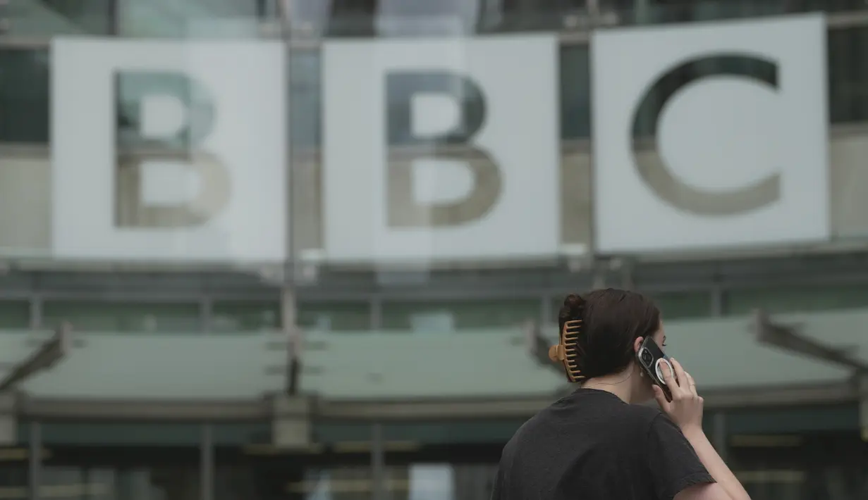 Lebih jauh lagi, seorang pengacara dari anak muda tersebut - yang juga tidak disebutkan namanya - mengatakan kepada BBC bahwa "tidak ada hal yang tidak pantas atau melanggar hukum yang terjadi antara klien kami dengan tokoh BBC tersebut." (AP Photo/Kin Cheung)