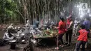 Pedagang melayani wisatawan yang berkunjung ke Pasar Papringan, Ngadiprono, Kabupaten Temanggung, Jawa Tengah, Minggu (26/2/2023). Selain tidak boleh ada plastik, alat-alat makan yang digunakan juga semuanya berasal dari alam. (merdeka.com/Iqbal S. Nugroho)