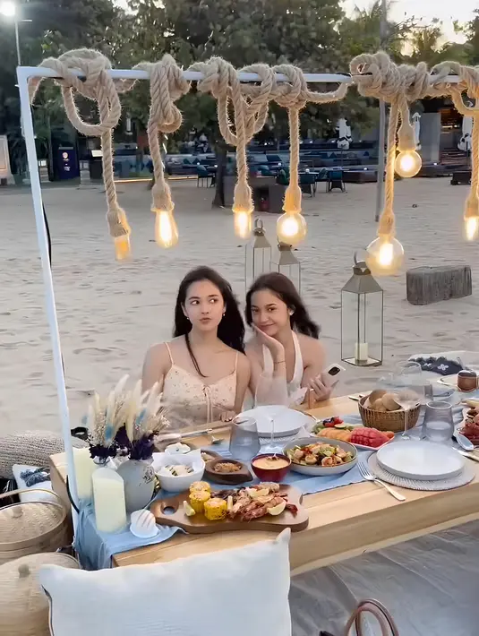 Diketahui, kini anak kandung dan anak sambung Cut Tari sedang libur sekolah. Kesempatan ini dipakai pemain sinetron  Raja dan Aku itu liburan. Mereka hanya liburan bertiga lewat momen girls trip. (Liputan6.com/IG/@cuttaryofficial)