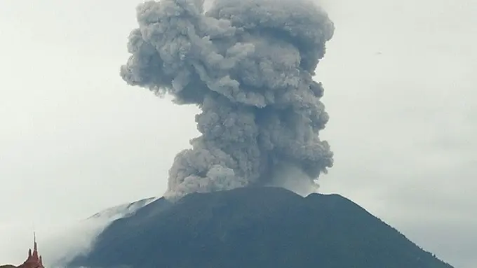 Kembali Erupsi, Asap Kelabu Gunung Agung Capai 2,5 Km